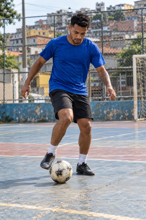 Jogador de futebol em uma quadra ao ar livre